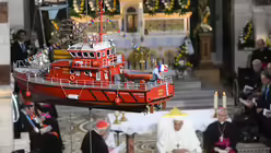 Das Modell eines Rettungsschiffs hängt in der Basilika Notre-Dame de la Garde im französischen Marseille während eines gemeinsamen Gebets mit Kardinal Jean-Marc Aveline, Erzbischof von Marseille, und Papst Franziskus am 22. September 2023 / © Vatican Media/Romano Siciliani/KNA (KNA) Das Modell eines Rettungsschiffs hängt in der Basilika Notre-Dame de la Garde im französischen Marseille während eines gemeinsamen Gebets mit Kardinal Jean-Marc Aveline, Erzbischof von Marseille, und Papst Franziskus am 22. September 2023 / © Vatican Media/Romano Siciliani/KNA (KNA)