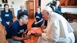 Papst Franziskus erhält eine Rettungsweste als Geschenk beim Treffen mit Mitgliedern verschiedener Organisationen, die sich für die Unterstützung und Rettung von Migranten im Mittelmeer einsetzen, am 23. September 2023 im französischen Marseille / © Vatican Media/Romano Siciliani/KNA (KNA) Papst Franziskus erhält eine Rettungsweste als Geschenk beim Treffen mit Mitgliedern verschiedener Organisationen, die sich für die Unterstützung und Rettung von Migranten im Mittelmeer einsetzen, am 23. September 2023 im französischen Marseille / © Vatican Media/Romano Siciliani/KNA (KNA)