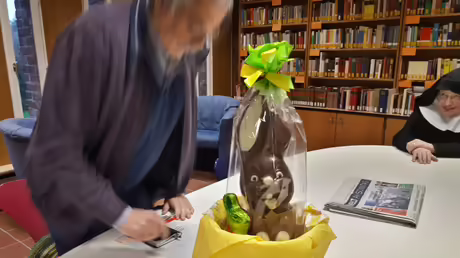 In Wartestellung ist der Osterhase In Wartestellung ist der Osterhase
