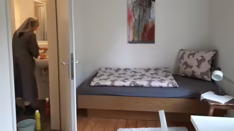 Gästezimmer vorbereiten / © Sr. Emmanuela Kohlhaas (privat) Gästezimmer vorbereiten / © Sr. Emmanuela Kohlhaas (privat)