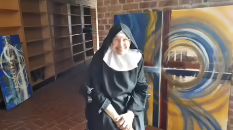 Sr. Benedikta freut sich über die Bilder von Priorin Sr. Eva-Maria / © Sr. Emmanuela (privat)