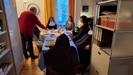 gemütlicher und köstlicher Abschluss der Exerzitien / © Sr. Emmanuela (privat) gemütlicher und köstlicher Abschluss der Exerzitien / © Sr. Emmanuela (privat)