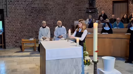 Sophie stellt ihre Taufkerze auf den Altar / © Sr. Emmanuela (privat) Sophie stellt ihre Taufkerze auf den Altar / © Sr. Emmanuela (privat)
