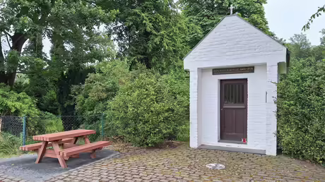 Neue Sitzgelegenheit neben der Kapelle / © Sr. Emmanuela (privat) Neue Sitzgelegenheit neben der Kapelle / © Sr. Emmanuela (privat)