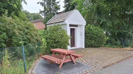 Neue Sitzgelegenheit neben der Kapelle / © Sr. Emmanuela (privat)