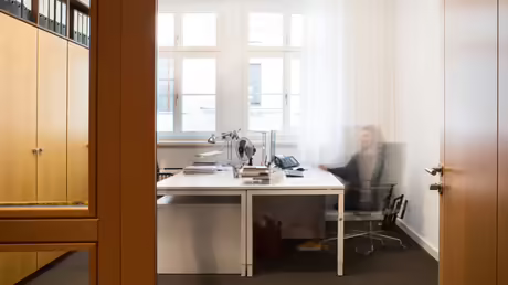 Büro in der Katholischen Akademie des Bistums Dresden-Meißen / © Dominik Wolf (KNA)