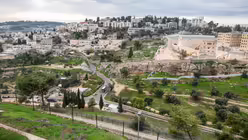 Blick am 4. Januar 2023 vom Berg Zion in Jerusalem in Richtung Hinnom-Tal. Rechts das Mount-Zion-Hotel, das gegenwärtig ausgebaut wird. Im Hintergrund das Stadtviertel Abu Tor. / © Andrea Krogmann (KNA) Blick am 4. Januar 2023 vom Berg Zion in Jerusalem in Richtung Hinnom-Tal. Rechts das Mount-Zion-Hotel, das gegenwärtig ausgebaut wird. Im Hintergrund das Stadtviertel Abu Tor. / © Andrea Krogmann (KNA)