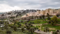 Blick am 4. Januar 2023 vom Berg Zion in Jerusalem in Richtung Hinnom-Tal. Rechts das Mount-Zion-Hotel, das gegenwärtig ausgebaut wird. Im Hintergrund das Stadtviertel Abu Tor. / © Andrea Krogmann (KNA) Blick am 4. Januar 2023 vom Berg Zion in Jerusalem in Richtung Hinnom-Tal. Rechts das Mount-Zion-Hotel, das gegenwärtig ausgebaut wird. Im Hintergrund das Stadtviertel Abu Tor. / © Andrea Krogmann (KNA)