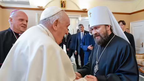 Papst Franziskus und Erzbischof Hilarion, russisch-orthodoxer Metropolit von Ungarn, am 29. April 2023 in Budapest / © Vatican Media/Romano Siciliani (KNA) Papst Franziskus und Erzbischof Hilarion, russisch-orthodoxer Metropolit von Ungarn, am 29. April 2023 in Budapest / © Vatican Media/Romano Siciliani (KNA)