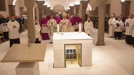 In der neugestalteten Krypta des Paderborner Domes wird der heilige Liborius verehrt und Gläubige versammeln sich mit der Gemeinschaft der Heiligen in der Eucharistie um Christus. Weihbischof Matthias König feierte erstmals am neuen Altar die Eucharistie. / © Thomas Throenle (EPB) In der neugestalteten Krypta des Paderborner Domes wird der heilige Liborius verehrt und Gläubige versammeln sich mit der Gemeinschaft der Heiligen in der Eucharistie um Christus. Weihbischof Matthias König feierte erstmals am neuen Altar die Eucharistie. / © Thomas Throenle (EPB)