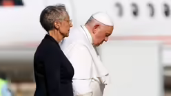 Elisabeth Borne, Premierministerin von Frankreich, empfängt Papst Franziskus auf dem internationalen Flughafen von Marseille / © Lola Gomez/CNS photo (KNA) Elisabeth Borne, Premierministerin von Frankreich, empfängt Papst Franziskus auf dem internationalen Flughafen von Marseille / © Lola Gomez/CNS photo (KNA)