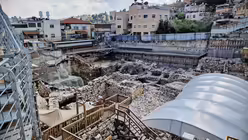 Die Ausgrabungsstätte unter dem angrenzenden Givati-Parkplatz in Jerusalem am 15. April 2024. / © Johannes Schidelko (KNA) Die Ausgrabungsstätte unter dem angrenzenden Givati-Parkplatz in Jerusalem am 15. April 2024. / © Johannes Schidelko (KNA)