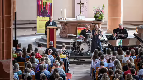 Sängerin Tine Wiechmann interpretiert Songs der Musikerin Taylor Swift bei einem Gottesdienst in der Heiliggeistkirche in Heidelberg / © Volker Hasenauer (KNA) Sängerin Tine Wiechmann interpretiert Songs der Musikerin Taylor Swift bei einem Gottesdienst in der Heiliggeistkirche in Heidelberg / © Volker Hasenauer (KNA)