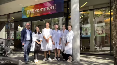 Mediziner der Studentischen Poliklinik Frankfurt, mit (v.l.n.r.) Robert Sader, Vlada Rotaru, Tim Mittelstädt, Felix Luft, Janine Meyer und Viktoria Starosta, vor dem Gesundheitsamt in Frankfurt. / © Matthias Jöran Berntsen (KNA) Mediziner der Studentischen Poliklinik Frankfurt, mit (v.l.n.r.) Robert Sader, Vlada Rotaru, Tim Mittelstädt, Felix Luft, Janine Meyer und Viktoria Starosta, vor dem Gesundheitsamt in Frankfurt. / © Matthias Jöran Berntsen (KNA)