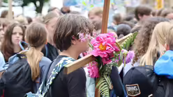 Die Kreuze der Schülerinnen und Schülern sind mit Blumen geschmückt. Aufnahme vom 16.05.2024 vor dem Altenberger Dom bei der 37. Schulwallfahrt im Erzbistum Köln. / © Judith Prinz (Erzbistum Köln) Die Kreuze der Schülerinnen und Schülern sind mit Blumen geschmückt. Aufnahme vom 16.05.2024 vor dem Altenberger Dom bei der 37. Schulwallfahrt im Erzbistum Köln. / © Judith Prinz (Erzbistum Köln)