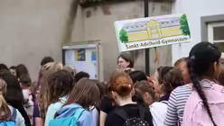 Schülerinnen und Schülern vom Sankt-Adelheid-Gymnasium aus Bonn am 16.05.2024 vor dem Altenberger Dom bei der 37. Schulwallfahrt im Erzbistum Köln. / © Judith Prinz (Erzbistum Köln) Schülerinnen und Schülern vom Sankt-Adelheid-Gymnasium aus Bonn am 16.05.2024 vor dem Altenberger Dom bei der 37. Schulwallfahrt im Erzbistum Köln. / © Judith Prinz (Erzbistum Köln)