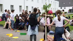 Eine Gruppe von Schülerinnen und Schülern am 16.05.2024 vor dem Altenberger Dom bei der 37. Schulwallfahrt im Erzbistum Köln. / © Judith Prinz (Erzbistum Köln) Eine Gruppe von Schülerinnen und Schülern am 16.05.2024 vor dem Altenberger Dom bei der 37. Schulwallfahrt im Erzbistum Köln. / © Judith Prinz (Erzbistum Köln)