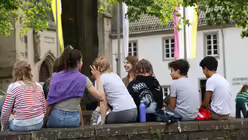 Eine Gruppe von Schülerinnen und Schülern am 16.05.2024 vor dem Altenberger Dom bei der 37. Schulwallfahrt im Erzbistum Köln. / © Judith Prinz (Erzbistum Köln) Eine Gruppe von Schülerinnen und Schülern am 16.05.2024 vor dem Altenberger Dom bei der 37. Schulwallfahrt im Erzbistum Köln. / © Judith Prinz (Erzbistum Köln)