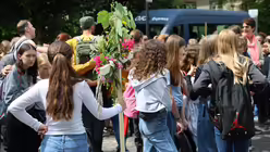 Eine Gruppe von Schülerinnen und Schülern am 16.05.2024 vor dem Altenberger Dom bei der 37. Schulwallfahrt im Erzbistum Köln. / © Judith Prinz (Erzbistum Köln) Eine Gruppe von Schülerinnen und Schülern am 16.05.2024 vor dem Altenberger Dom bei der 37. Schulwallfahrt im Erzbistum Köln. / © Judith Prinz (Erzbistum Köln)