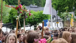 Schülerinnen und Schülern am 16.05.2024 vor dem Altenberger Dom bei der 37. Schulwallfahrt im Erzbistum Köln. / © Judith Prinz (Erzbistum Köln) Schülerinnen und Schülern am 16.05.2024 vor dem Altenberger Dom bei der 37. Schulwallfahrt im Erzbistum Köln. / © Judith Prinz (Erzbistum Köln)