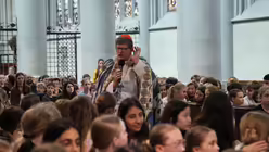 Während seiner Predigt am 16.05.2024 im Gottesdienst zur 37. Schulwallfahrt im Erzbistum Köln im Altenberger Dom hat Kölns Erzbischof, Rainer Maria Kardinal Woelki, sich zwischen die Schülerinnen und Schüler begeben. / © Judith Prinz (Erzbistum Köln) Während seiner Predigt am 16.05.2024 im Gottesdienst zur 37. Schulwallfahrt im Erzbistum Köln im Altenberger Dom hat Kölns Erzbischof, Rainer Maria Kardinal Woelki, sich zwischen die Schülerinnen und Schüler begeben. / © Judith Prinz (Erzbistum Köln)