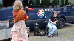 Sitzen, Spielen und Musik spielten bei der 37. Schulwallfahrt im Erzbistum Köln auch eine Rolle. / © Judith Prinz (Erzbistum Köln) Sitzen, Spielen und Musik spielten bei der 37. Schulwallfahrt im Erzbistum Köln auch eine Rolle. / © Judith Prinz (Erzbistum Köln)