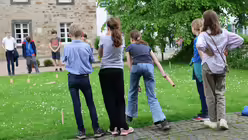 Die Schülerinnen und Schüler spielen am 16.05.2024 vor dem Altenberger Dom Wikingerschach bei der 37. Schulwallfahrt im Erzbistum Köln. / © Judith Prinz (Erzbistum Köln) Die Schülerinnen und Schüler spielen am 16.05.2024 vor dem Altenberger Dom Wikingerschach bei der 37. Schulwallfahrt im Erzbistum Köln. / © Judith Prinz (Erzbistum Köln)