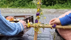 Ein verziertes Kreuz und im Hintergrund die Schokoweckchen am 16.05.2024 in Altenberg bei der 37. Schulwallfahrt im Erzbistum Köln. / © Judith Prinz (Erzbistum Köln) Ein verziertes Kreuz und im Hintergrund die Schokoweckchen am 16.05.2024 in Altenberg bei der 37. Schulwallfahrt im Erzbistum Köln. / © Judith Prinz (Erzbistum Köln)