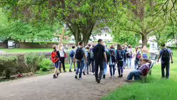 Eine Gruppe von Schülerinnen und Schülern am 16.05.2024 kurz vor dem Ziel, dem Altenberger Dom bei der 37. Schulwallfahrt im Erzbistum Köln. / © Judith Prinz (Erzbistum Köln) Eine Gruppe von Schülerinnen und Schülern am 16.05.2024 kurz vor dem Ziel, dem Altenberger Dom bei der 37. Schulwallfahrt im Erzbistum Köln. / © Judith Prinz (Erzbistum Köln)