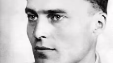 Claus Graf Schenk von Stauffenberg / © N.N. (dpa) Claus Graf Schenk von Stauffenberg / © N.N. (dpa)