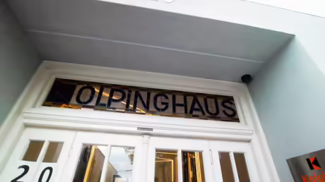Für jeden sichtbar steht über dem Eingang des Hauses in in Köln-Ehrenfeld geschrieben: Kolpinghaus. (Kolping jugendwohnen, Köln Ehrenfeld gGmbH) Für jeden sichtbar steht über dem Eingang des Hauses in in Köln-Ehrenfeld geschrieben: Kolpinghaus. (Kolping jugendwohnen, Köln Ehrenfeld gGmbH)