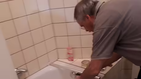 Jan Opiela arbeitet an der Badewanne Jan Opiela arbeitet an der Badewanne