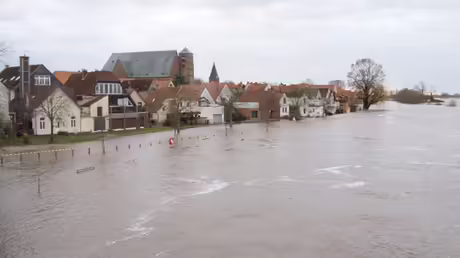 Blick über Wassermassen der hochwasserführenden Aller auf die Stadt Verden an an der Aller am 28.12.2023 / © Jörn Hüneke/XOYO Film/dpa +++ dpa-Bildfunk +++ (dpa) Blick über Wassermassen der hochwasserführenden Aller auf die Stadt Verden an an der Aller am 28.12.2023 / © Jörn Hüneke/XOYO Film/dpa +++ dpa-Bildfunk +++ (dpa)
