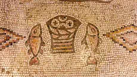 Mosaik in der Brotvermehrungskirche in Tabgha mit der Darstellung von zwei Fischen und einem Korb Brot / © Haral Oppitz (KNA) Mosaik in der Brotvermehrungskirche in Tabgha mit der Darstellung von zwei Fischen und einem Korb Brot / © Haral Oppitz (KNA)