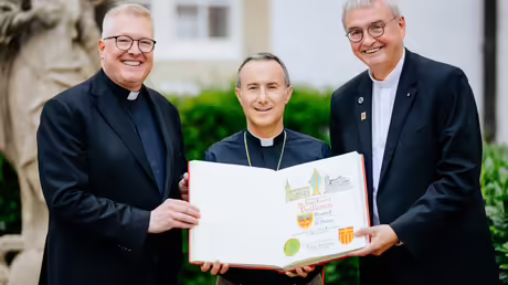 Beim Empfang im Liborianum trug sich der neue Bischof von Paderborns Partnerbistums Le Mans, Bischof Dr. Jean-Pierre Vuillemin, ins Goldene Buch des Erzbistums Paderborn ein. (V.l.n.r.) Diözesanadministrator Dr. Michael Bredeck, Bischof Dr. Jean-Pierre Vuillemin, Prälat Thomas Dornseifer. (Erzbistum Paderborn) Beim Empfang im Liborianum trug sich der neue Bischof von Paderborns Partnerbistums Le Mans, Bischof Dr. Jean-Pierre Vuillemin, ins Goldene Buch des Erzbistums Paderborn ein. (V.l.n.r.) Diözesanadministrator Dr. Michael Bredeck, Bischof Dr. Jean-Pierre Vuillemin, Prälat Thomas Dornseifer. (Erzbistum Paderborn)