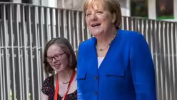 Bundeskanzlerin Angela Merkel trifft Natalie Dedreux im Caritas-Zentrum in Köln-Kalk / © Hirschbeck (Erzbistum Köln) Bundeskanzlerin Angela Merkel trifft Natalie Dedreux im Caritas-Zentrum in Köln-Kalk / © Hirschbeck (Erzbistum Köln)