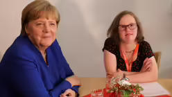 Bundeskanzlerin Angela Merkel trifft Natalie Dedreux im Caritas-Zentrum in Köln-Kalk / © Berg (dpa) Bundeskanzlerin Angela Merkel trifft Natalie Dedreux im Caritas-Zentrum in Köln-Kalk / © Berg (dpa)