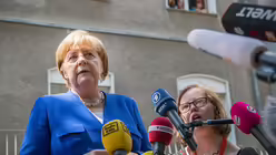 Bundeskanzlerin Merkel und Natalie Dedreux geben ein Statement vor der Presse ab. / © Hirschbeck (Erzbistum Köln) Bundeskanzlerin Merkel und Natalie Dedreux geben ein Statement vor der Presse ab. / © Hirschbeck (Erzbistum Köln)