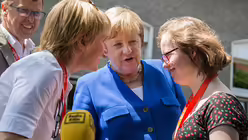 Bundeskanzlerin Merkel verabschiedet sich von Natalie Dedreux (r.). / © Hirschbeck (Erzbistum Köln) Bundeskanzlerin Merkel verabschiedet sich von Natalie Dedreux (r.). / © Hirschbeck (Erzbistum Köln)