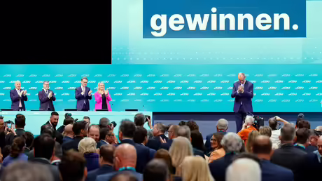 CDU-Bundesvorsitzender Friedrich Merz winkt nach seiner Rede beim CDU-Bundesparteitag am 06.05.2024 in Berlin. Beim Parteitag der Union wird die Führungsspitze neu gewählt und ein neues Grundsatzprogramm beschlossen. / © Carsten Koall (dpa) CDU-Bundesvorsitzender Friedrich Merz winkt nach seiner Rede beim CDU-Bundesparteitag am 06.05.2024 in Berlin. Beim Parteitag der Union wird die Führungsspitze neu gewählt und ein neues Grundsatzprogramm beschlossen. / © Carsten Koall (dpa)