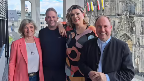 Gestalten das Programm des Stadtdekanats Köln zum ColognePride 2024 (v. re.): Kölns Stadtdechant Msgr. Robert Kleine, Dragqueen Cassy Carrington, Ken Reise (alias Julie Voyage) und Psychologin Annelie Bracke. / © Thomas Gruner/Stadtdekanat Köln Gestalten das Programm des Stadtdekanats Köln zum ColognePride 2024 (v. re.): Kölns Stadtdechant Msgr. Robert Kleine, Dragqueen Cassy Carrington, Ken Reise (alias Julie Voyage) und Psychologin Annelie Bracke. / © Thomas Gruner/Stadtdekanat Köln