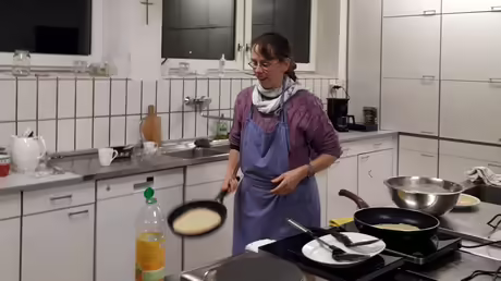 Der Pfannkuchen landet wieder richtig herum in der Pfanne / © Sr. Emmanuela Kohlhaas (privat) Der Pfannkuchen landet wieder richtig herum in der Pfanne / © Sr. Emmanuela Kohlhaas (privat)