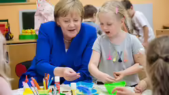 In der Inklusiven Kita Maria Hilf in Köln-Kalk bastelt Bundeskanzlerin Merkel mit den Kindern. / © Hirschbeck (Erzbistum Köln) In der Inklusiven Kita Maria Hilf in Köln-Kalk bastelt Bundeskanzlerin Merkel mit den Kindern. / © Hirschbeck (Erzbistum Köln)