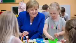 In der Inklusiven Kita Maria Hilf in Köln-Kalk bastelt Bundeskanzlerin Merkel mit den Kindern. / © Hirschbeck (Erzbistum Köln) In der Inklusiven Kita Maria Hilf in Köln-Kalk bastelt Bundeskanzlerin Merkel mit den Kindern. / © Hirschbeck (Erzbistum Köln)