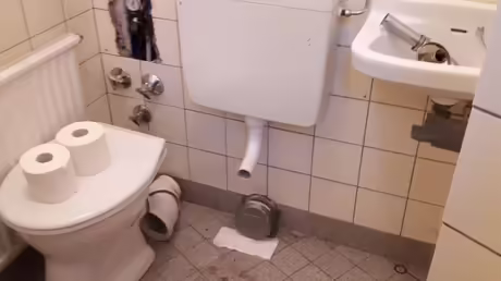 Die unbenutzbare Toilette / © Sr. Emmanuela Kohlhaas (privat) Die unbenutzbare Toilette / © Sr. Emmanuela Kohlhaas (privat)