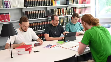 Studierende in der Bibliothek der Lindenthaler Hochschule / © Beatrice Tomasetti (DR) Studierende in der Bibliothek der Lindenthaler Hochschule / © Beatrice Tomasetti (DR)