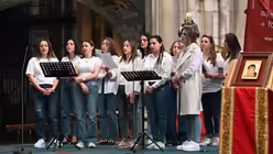 Für die musikalische Gestaltung sorgen drei Chöre: hier der aus der syro-katholischen Gemeinde. / © Beatrice Tomasetti (DR) Für die musikalische Gestaltung sorgen drei Chöre: hier der aus der syro-katholischen Gemeinde. / © Beatrice Tomasetti (DR)