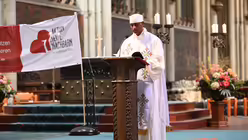 Kaplan Medhanie Uqbamichael von der eritreisch-katholischen Gemeinde im Erzbistum Köln trägt einen Lesungstext vor / © Beatrice Tomasetti (DR) Kaplan Medhanie Uqbamichael von der eritreisch-katholischen Gemeinde im Erzbistum Köln trägt einen Lesungstext vor / © Beatrice Tomasetti (DR)