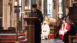 Erzpriester Dr. Merawi Tebege von der äthiopisch-orthodoxen Kirche in Deutschland trägt einen Lesungstext vor. / © Beatrice Tomasetti (DR) Erzpriester Dr. Merawi Tebege von der äthiopisch-orthodoxen Kirche in Deutschland trägt einen Lesungstext vor. / © Beatrice Tomasetti (DR)