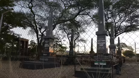Ein Friedhof für hochrangige Führer der Volksgruppe der Herero in Okahandja (Namibia) / © Gioia Forster (dpa) Ein Friedhof für hochrangige Führer der Volksgruppe der Herero in Okahandja (Namibia) / © Gioia Forster (dpa)